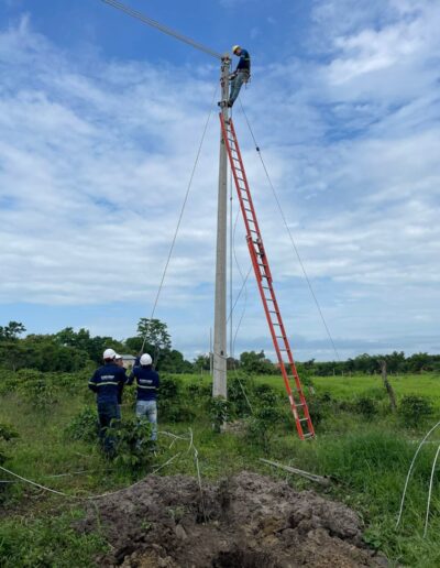 Construcción de acometida en media tensión 13.8kV y baja tensión con alumbrado público